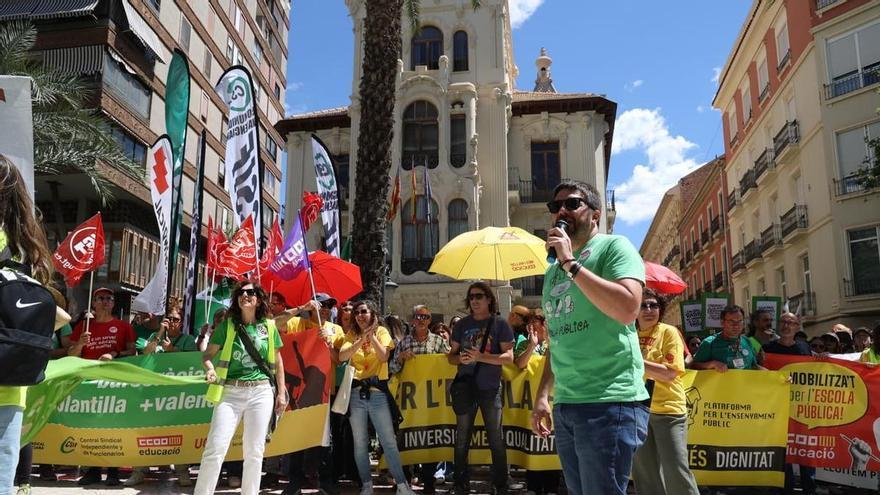 La marea verde de profesores "toma" las inmediaciones de la Casa de las Brujas de Alicante en una nueva concentración