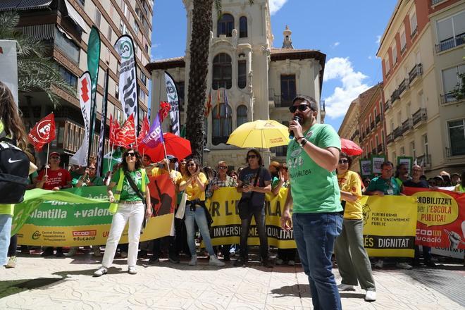 La marea verde de profesores "toma" las inmediaciones de la Casa de las Brujas de Alicante en una nueva concentración