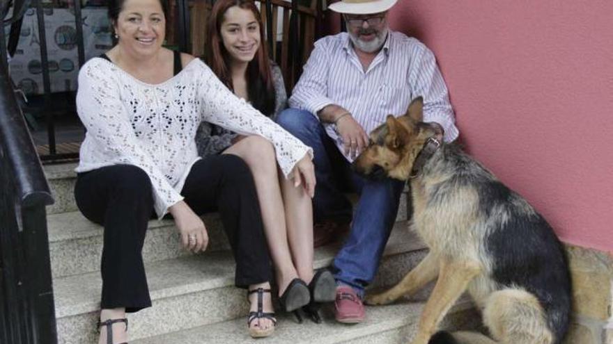 Soledad Fernández Costas, con Carlos López-Carcedo, su hija, Patricia y su perro, en Nigrán.
