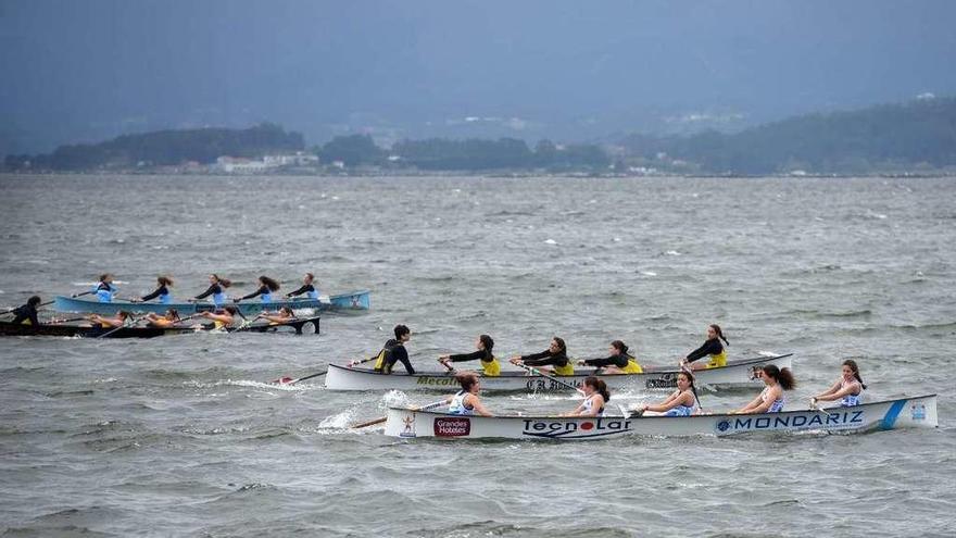 Imagen de una regata de bateles de esta temporada. // Noe Parga