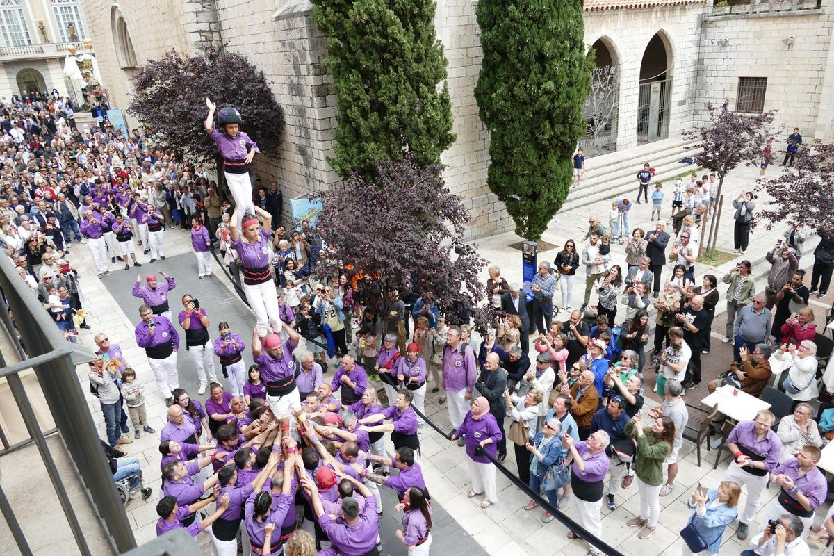 EN IMATGES | Figueres viu un dels moments més esperats de les Fires i Festes de la Santa Creu: el pilar caminant