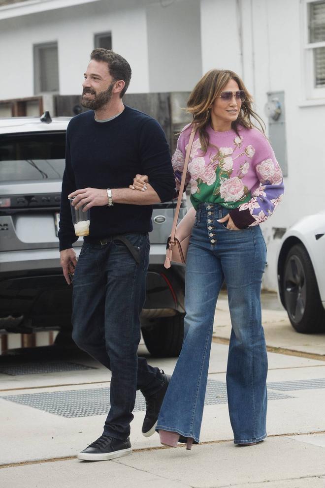 Ben Affleck y Jennifer Lopez pasean del brazo por Los Ángeles