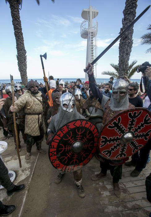 Los vikingos llegaron en barco al Postiguet y recorrieron el centro de la ciudad repartiendo entradas