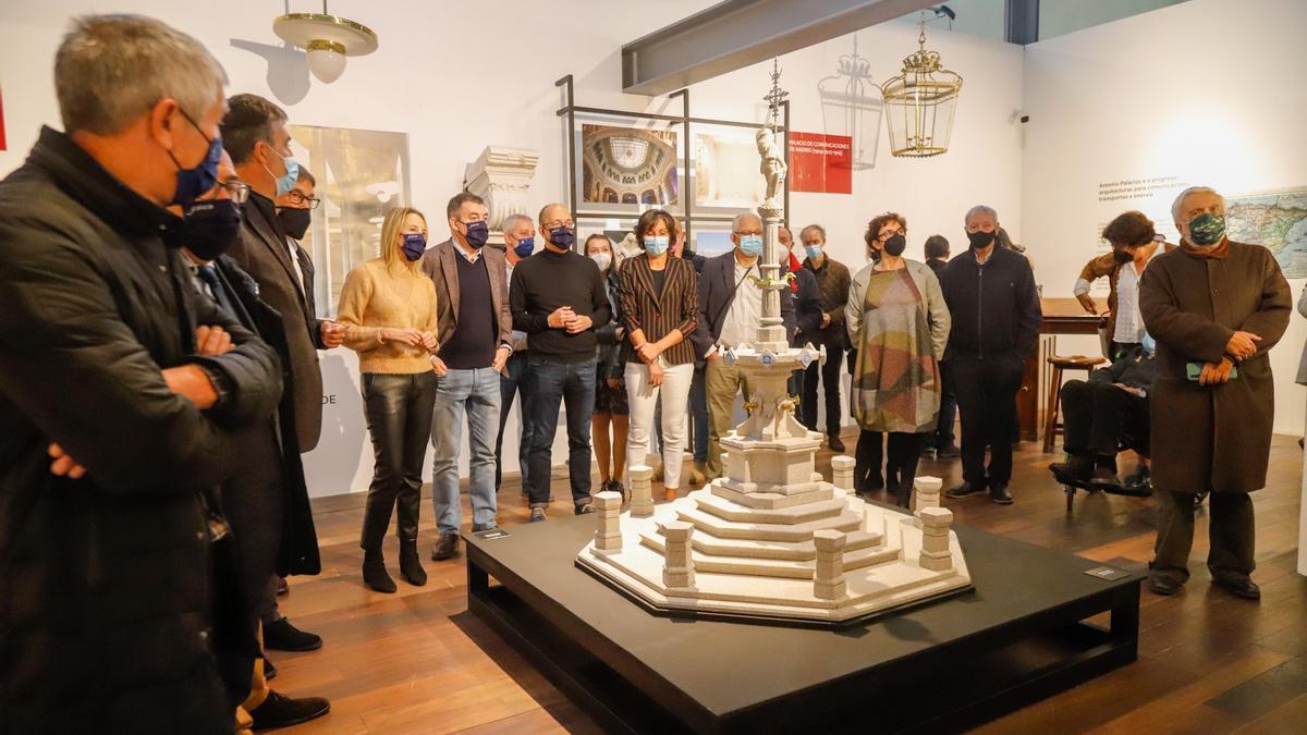 El conselleiro de Cultura, Román Rodríguez, en la inauguración de la exposición este sábado en el Museo do Mar de Vigo