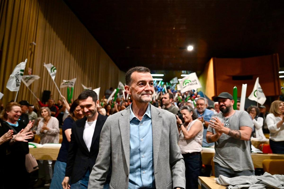 El candidato de Por Andalucía a la Presidencia de la Junta, Antonio Maíllo, junto al ministro de Derechos Sociales, Consumo y Agenda 2030, Pablo Bustinduy, en un acto de campaña en Torremolinos (Málaga).