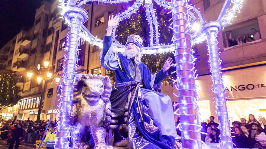 EN IMÁGENES: La cabalgata de los Reyes Magos en Oviedo