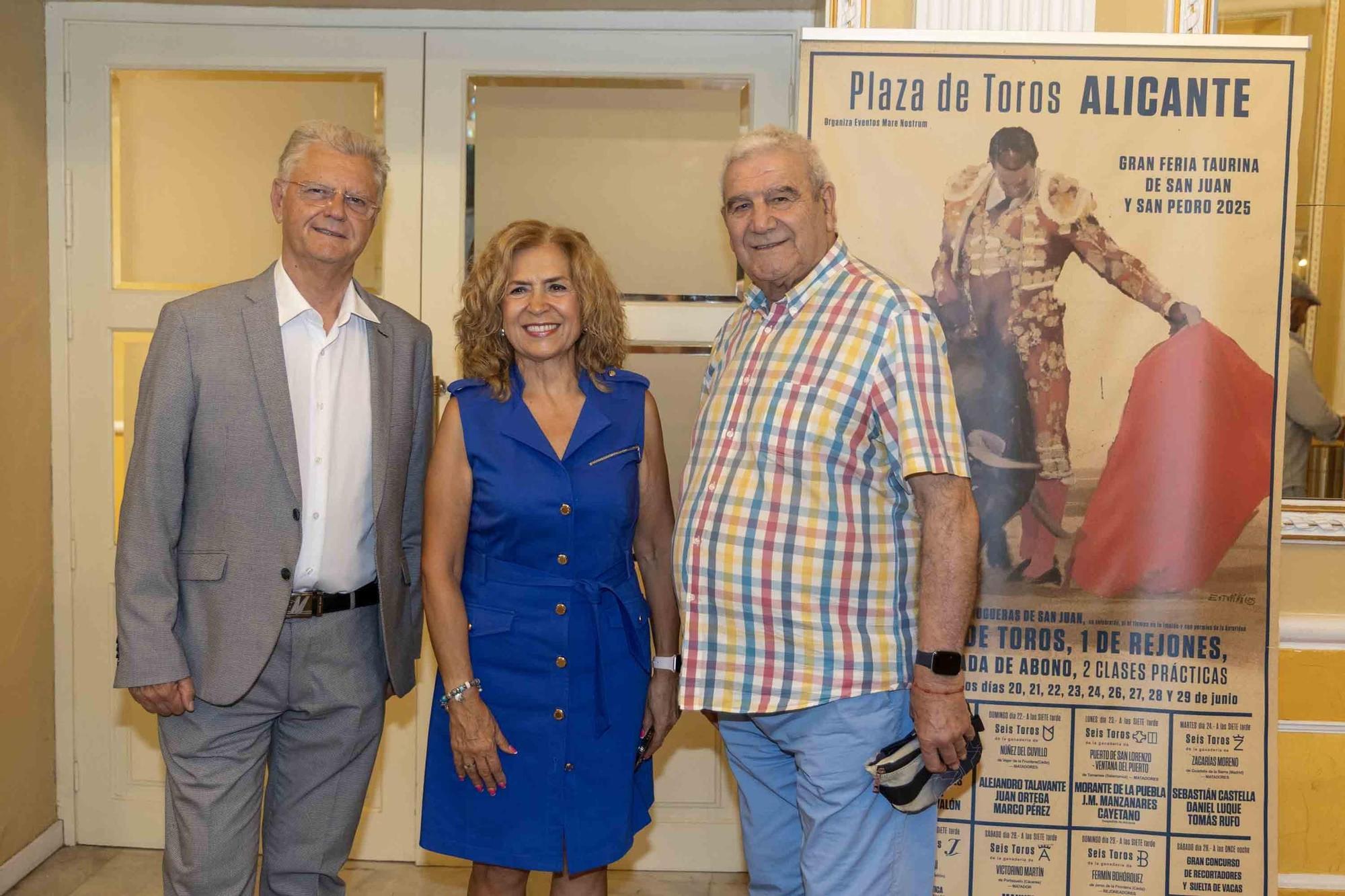 Manuel Escribano pronuncia el pregón de apertura de la Feria de Hogueras en el Teatro Principal de Alicante