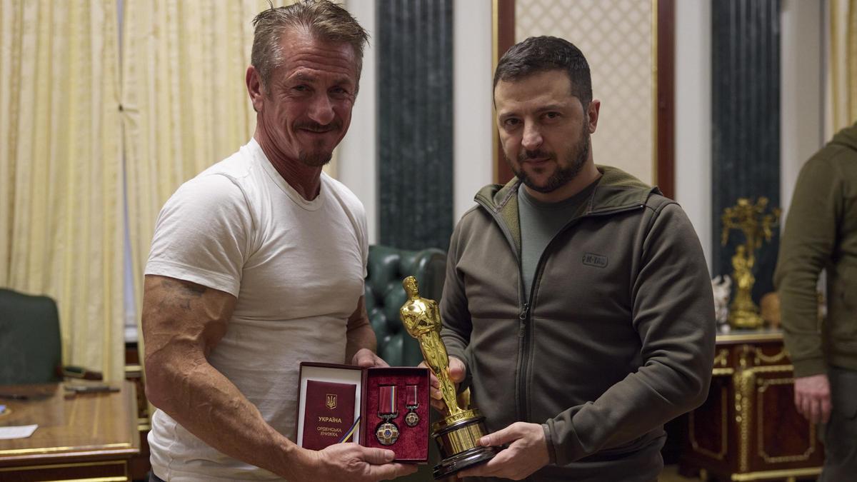 El actor Sean Penn, junto al presidente ucraniano, Volodímir Zelenski, en Kiev.