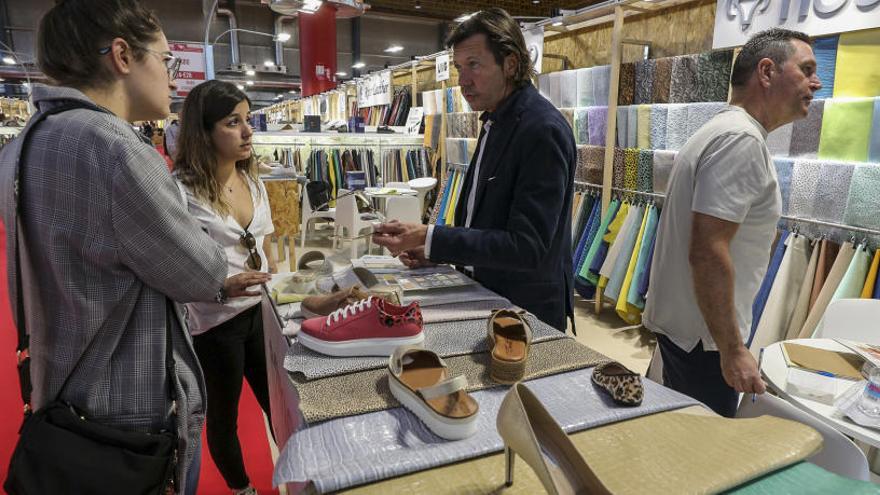 Un expositor con visitantes ayer por la mañana en IFA.