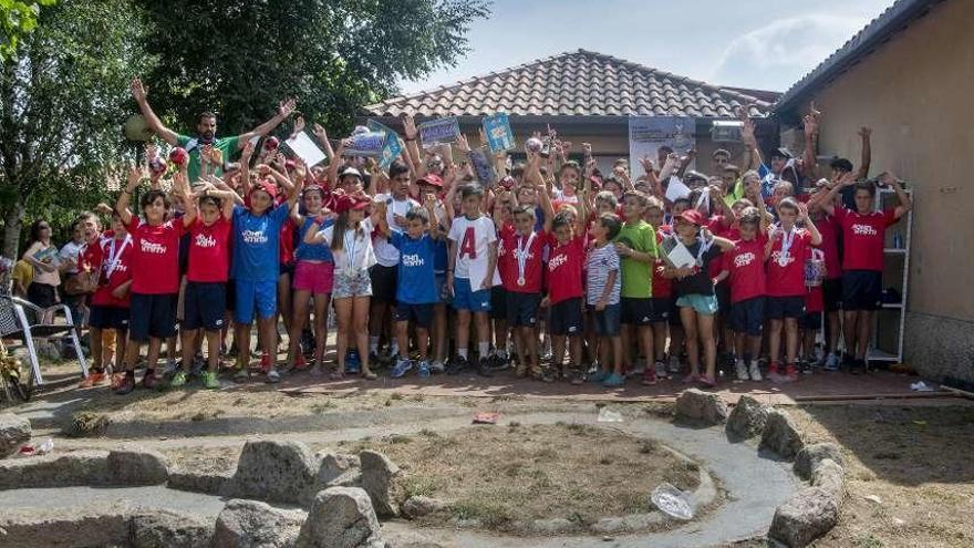 Los niños participantes en el campus Sporty, ayer en Allariz. // Carlos Peteiro