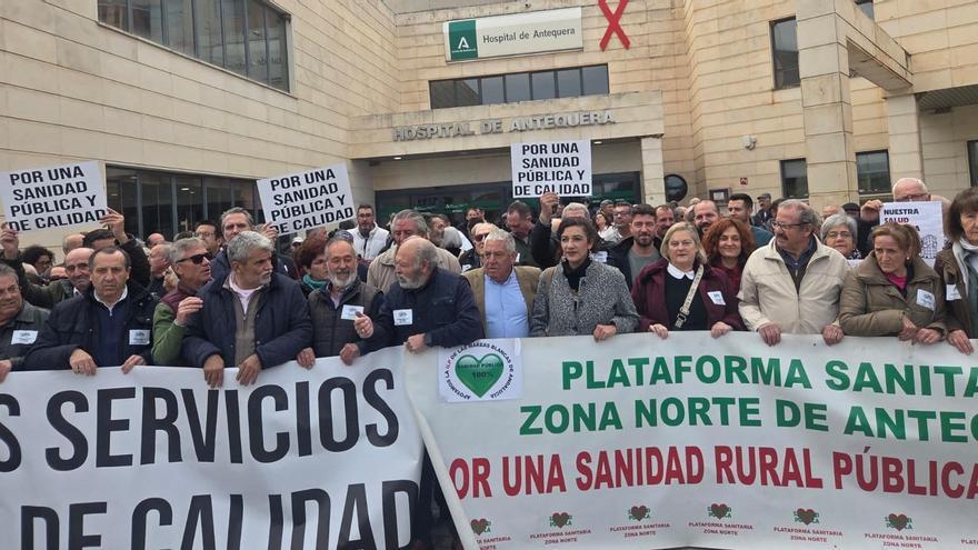 Protesta delante del Hospital de Antequera para exigir una sanidad "pública y de calidad"