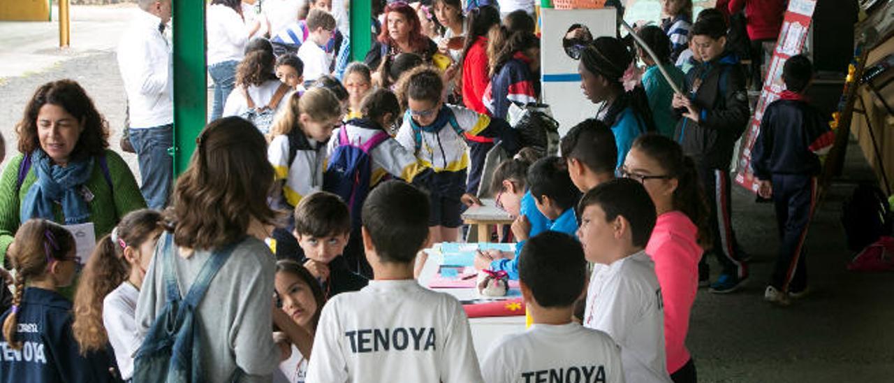 Arriba, panorámica de los participantes en el encuentro escolar en la Granja del Cabildo. Abajo una alumna del CEIP Trujillo de Moya (izquierda), el desayuno saludable y alumnos jugando al tradicional &quot;piedra, papel y tijera&quot;.