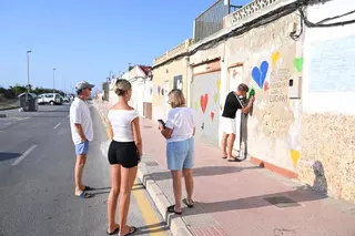 Corazones rotos en playa Babilonia de Guardamar: Los vecinos piden apoyo para mantener las casas en pie