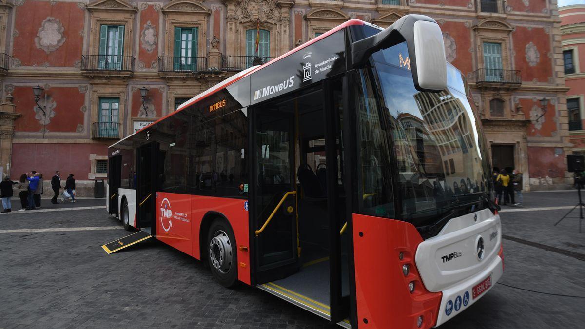 Uno de los autobuses de Monbus, en su presentación en Murcia