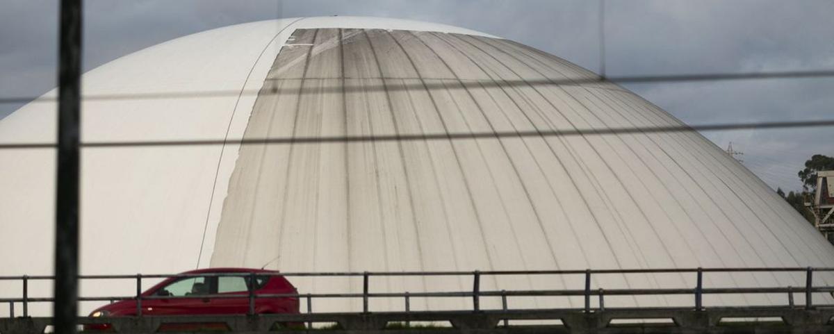 La cúpula del Niemeyer se somete a otro lavado de cara para recuperar su blanco característico