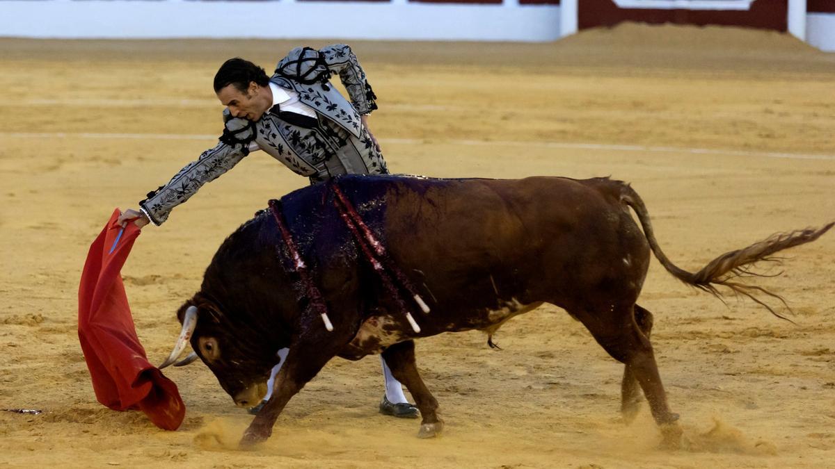 Finito de Córdoba da un pase con la muleta.