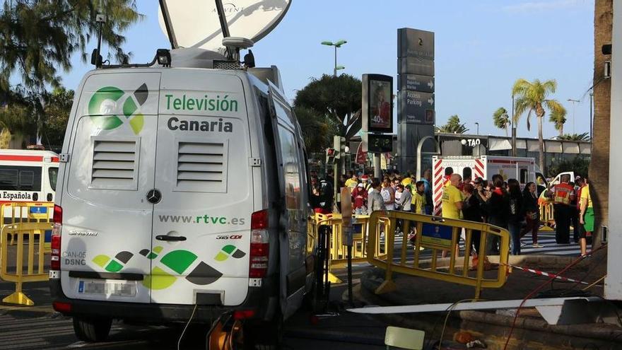 Foto de archivo de una unidad móvil de los servicios informativos de RTVC durante la retransmisión de un evento.