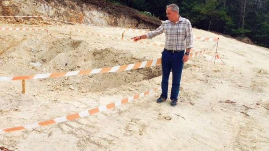 El alcalde cerdedense, visitando las obras de la nueva ETAP.