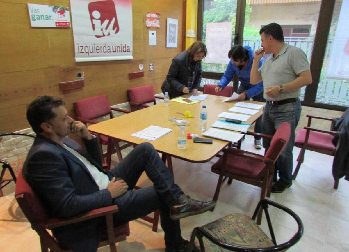 Ardines, en primer término, con García, Riestra y Armas rubricando el acuerdo, ayer, en la sede de IU.