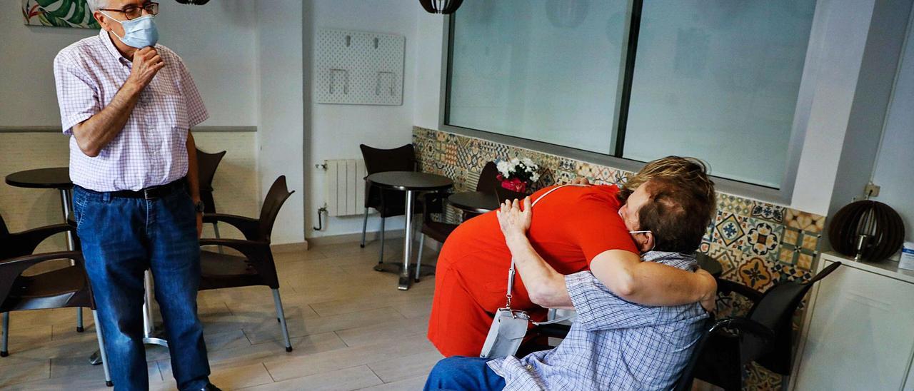 Eva y su padre, Enrique, se abrazan ayer 18 meses después en la residencia Instituto Geriátrico Valenciano, en la Malva-rosa.  | M.A. MONTESINOS