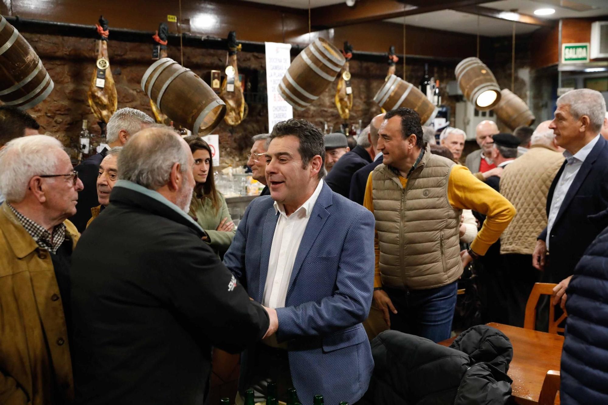 EN IMÁGENES: el reconocimiento de Gastrónomos del Yumay al fútbol avilesino