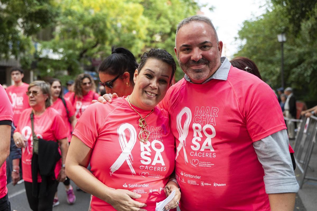 Así ha sido la marcha rosa de Cáceres en imágenes: la ciudad se vuelca con el cáncer de mama Así ha sido la marcha rosa de Cáceres en imágenes: la ciudad se vuelca con el cáncer de mama
