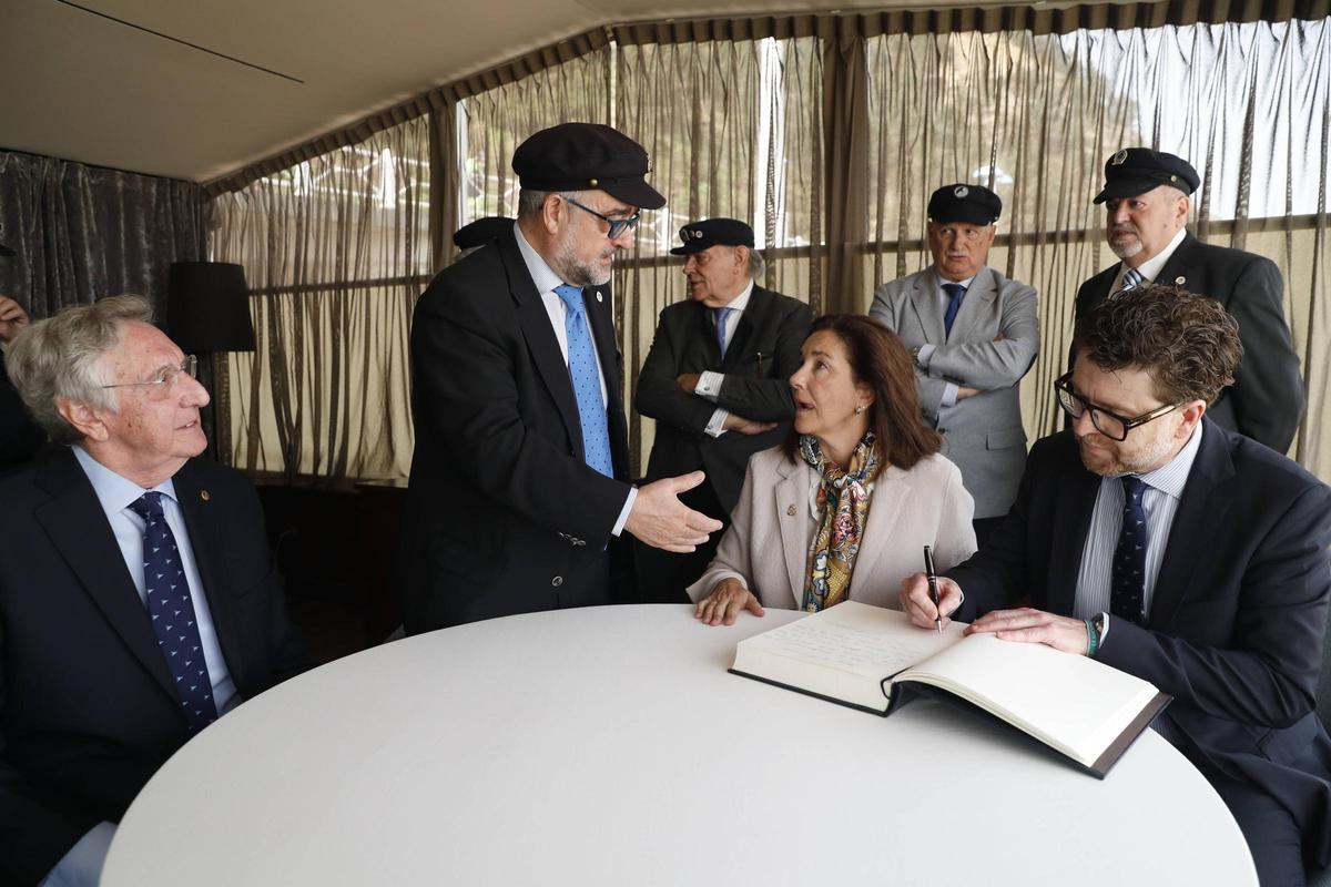 EN IMÁGENES: Así ha sido la entreda de la "Llámpara natural" a la empresa Alvargonzález Ership