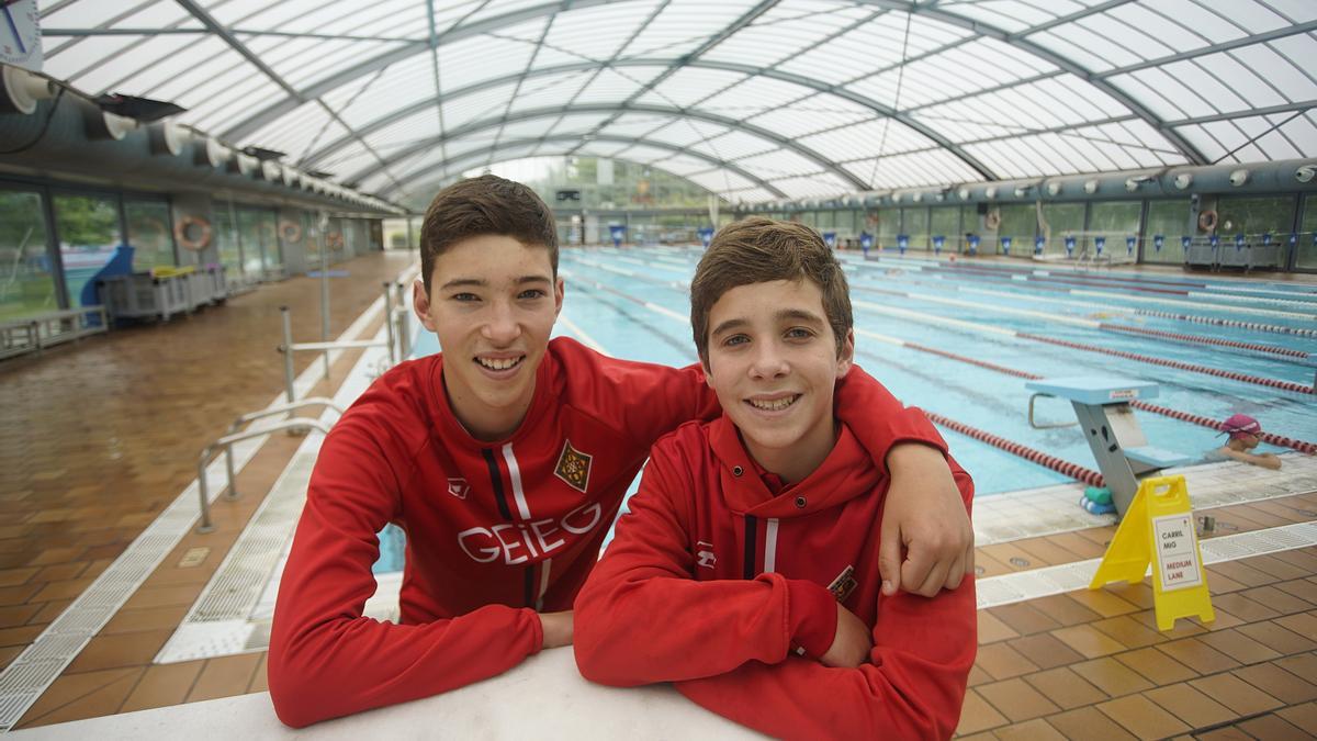 L’Èric i en Miquel Izquierdo, nedadors del GEiEG a l’Oncoswim.