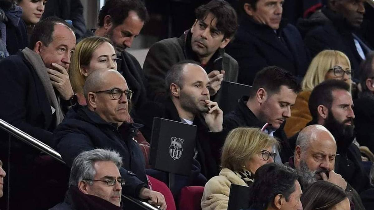 Amaia Romero y Andrés Iniesta, jun tos viendo al FC Barcelona