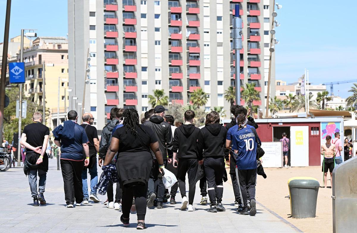 Previa del Barcelona contra el PSG: los aficionados recorren la Barceloneta