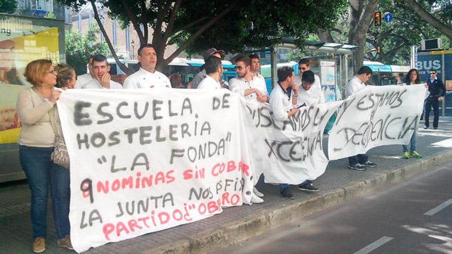 Los alumnos de La Fonda, escuela de Benalmádena, han protestado hoy en el centro de Málaga.