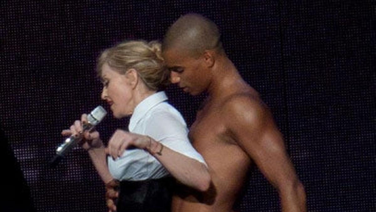 Madonna, medio desnuda en un concierto