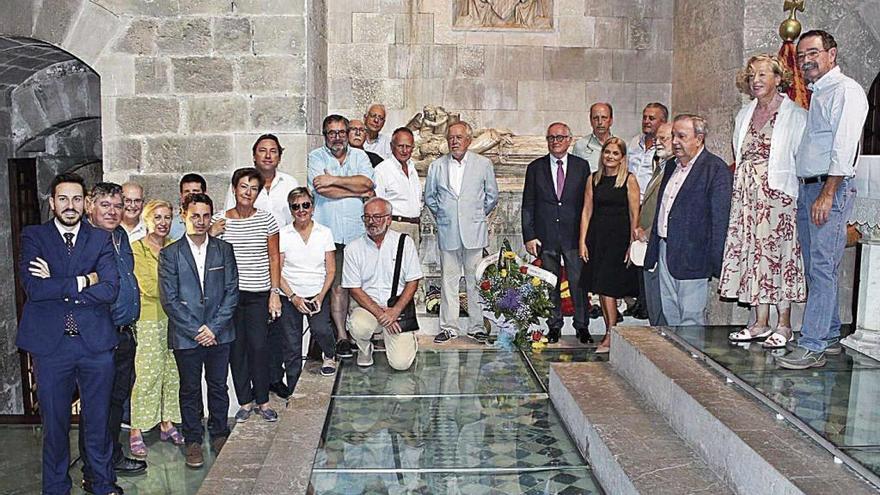 Los representantes de la FundaciÃ³ Jaume III frente a la tumba del monarca.