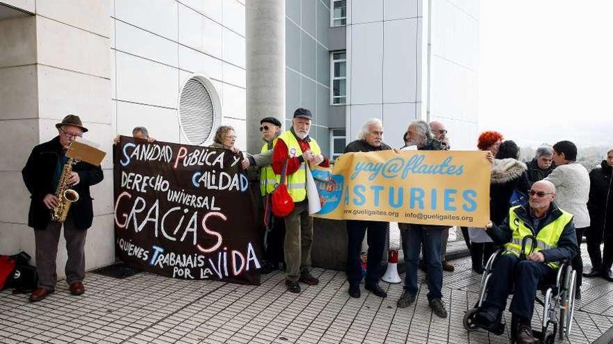 Por la izquierda, el músico Miguel San Miguel y el grupo de los &quot;Güeligaites&quot;, ayer, en Cabueñes.