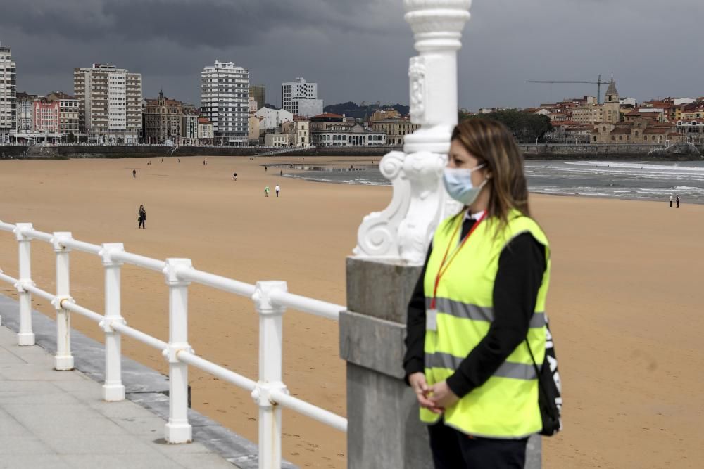 Primer día de los controladores de la playa de Gijón