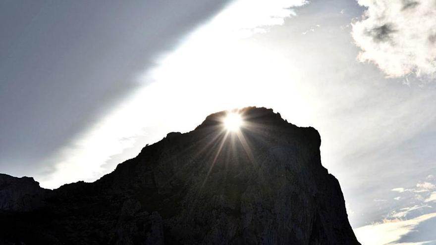 A les 17:30 h es produeix, al convent de Benitaia, l&#039;espectacular alineació solar de la Foradada.