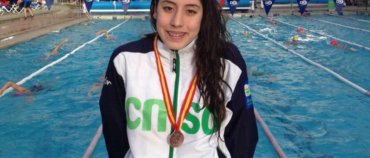 La nadadora Alexia Arredondo, con la medalla de bronce al cuello, en las piscinas exteriores del Campeonato de España infantil y junior, disputado en Tarrasa.