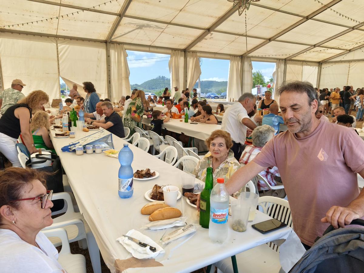 Así fue la V Comilona de las fiestas de Ferroñes, en Llanera