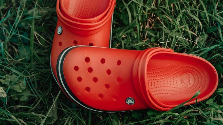 Descubren el material con el que se fabrican las famosas Crocs