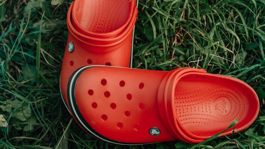 Una podológa, contundente con llevar crocs en verano: «Lo ideal es que no las utilices»