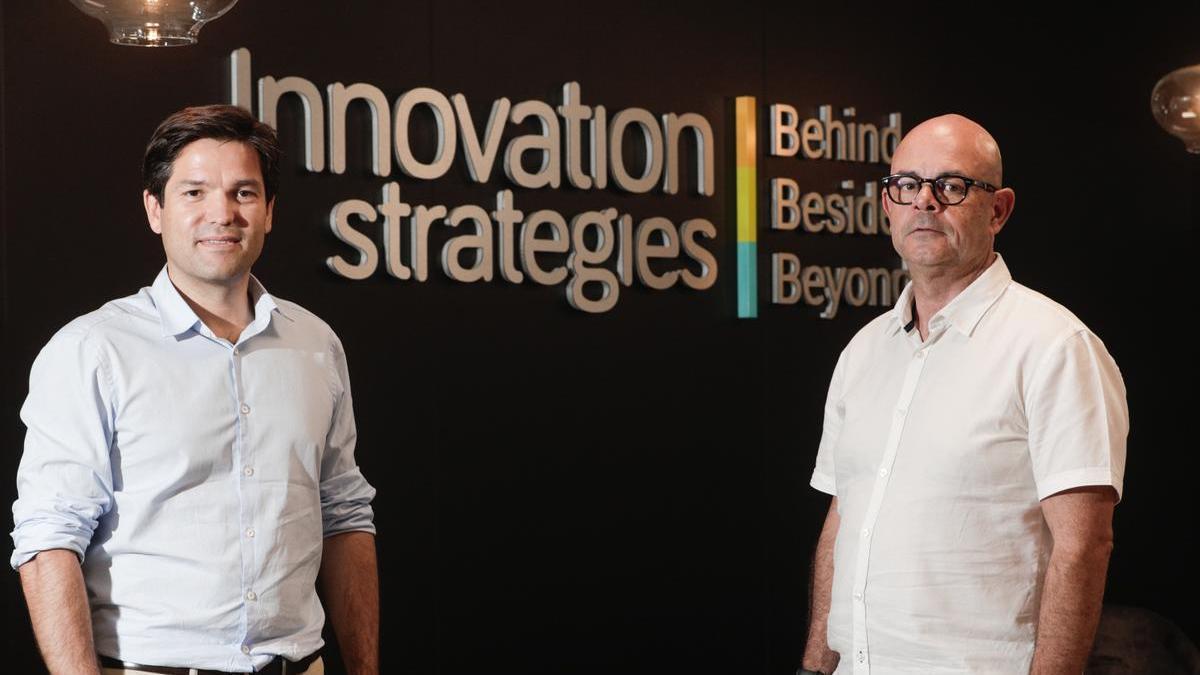 A la izquierda, Aymeric Sarrazin, CEO de Siemens Advanta; a la derecha, Miguel Fernández Diaz, de Innovation Strategies