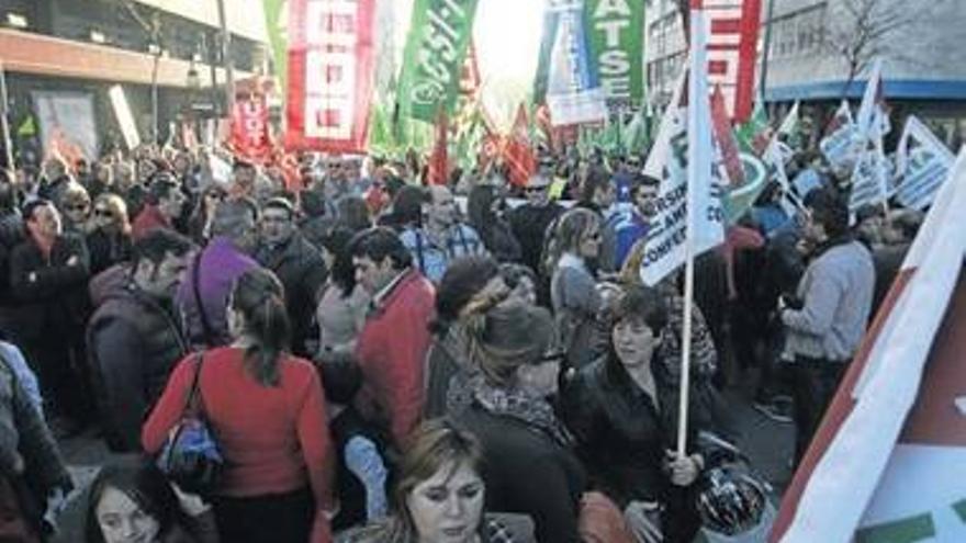 600 empleados públicos protestan por los recortes