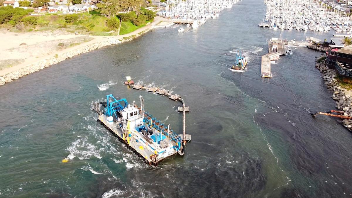 Un barco sin tripulación, a la deriva, en el puerto de Santa Cruz, California. El barco ha sido arrastrado por las corrientes tras las altas mareas provocadas por el tsunami causado tras la erupción submarina del volcán de Tonga.