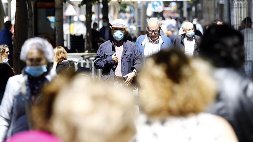 Siete comunidades obligan ya a usar siempre mascarilla