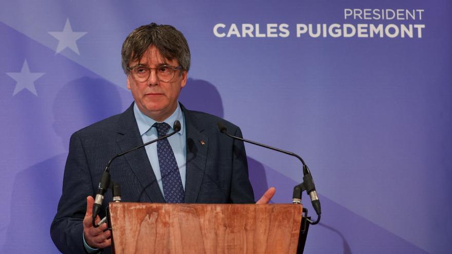 La roda de premsa on Puigdemont ha fixat les condicions de Junts per a la investidura de Sánchez, en fotos
