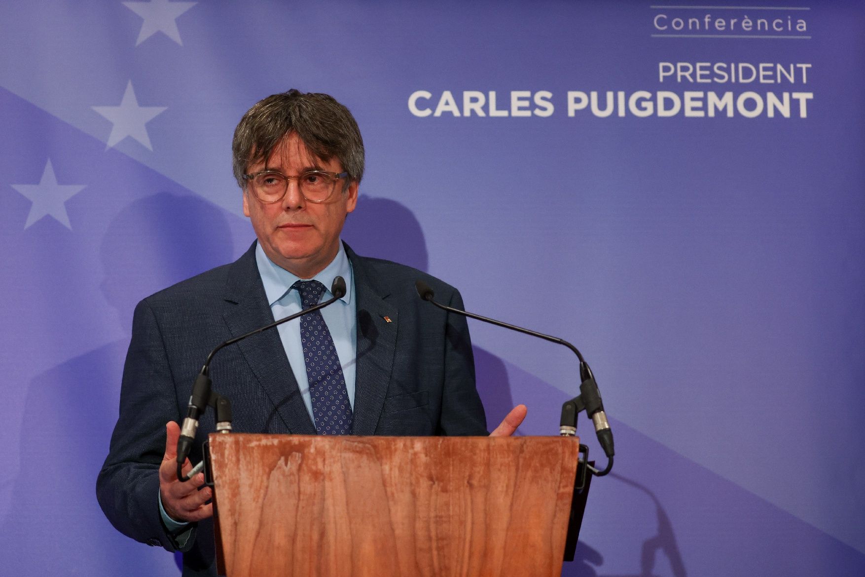 La roda de premsa on Puigdemont ha fixat les condicions de Junts per a la investidura de Sánchez, en fotos