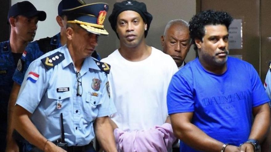 Ronaldinho, en el momento de su detención.