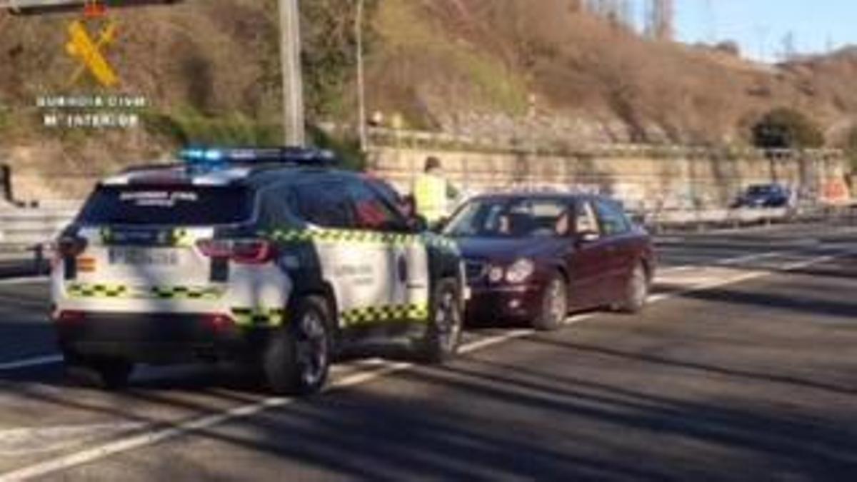 La Guardia Civil intercepta a un conductor que circulaba en dirección contraria por la autopista en Lena