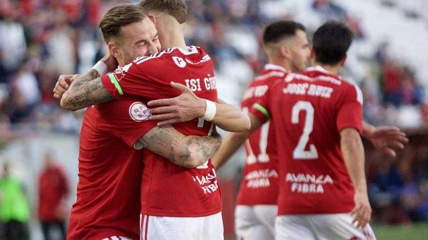 Carrillo e Isi Gómez celebran uno de los goles de la victoria ante el San Fernando en NC. | JUAN CARLOS CAVAL