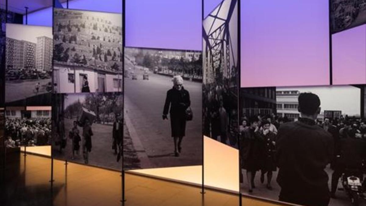 Varios aspectos de la exposición 'Miserachs Barcelona' en el Macba, donde los habitantes de la ciudad del pasado parecen mezclarse con los visitantes del presente.